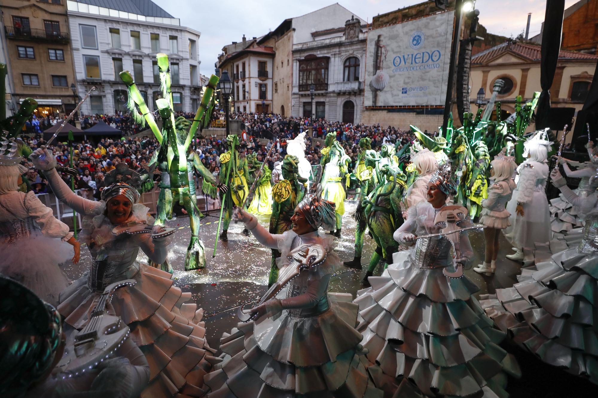 El descubrimiento de Gaitaxia en el desfile de Oviedo.