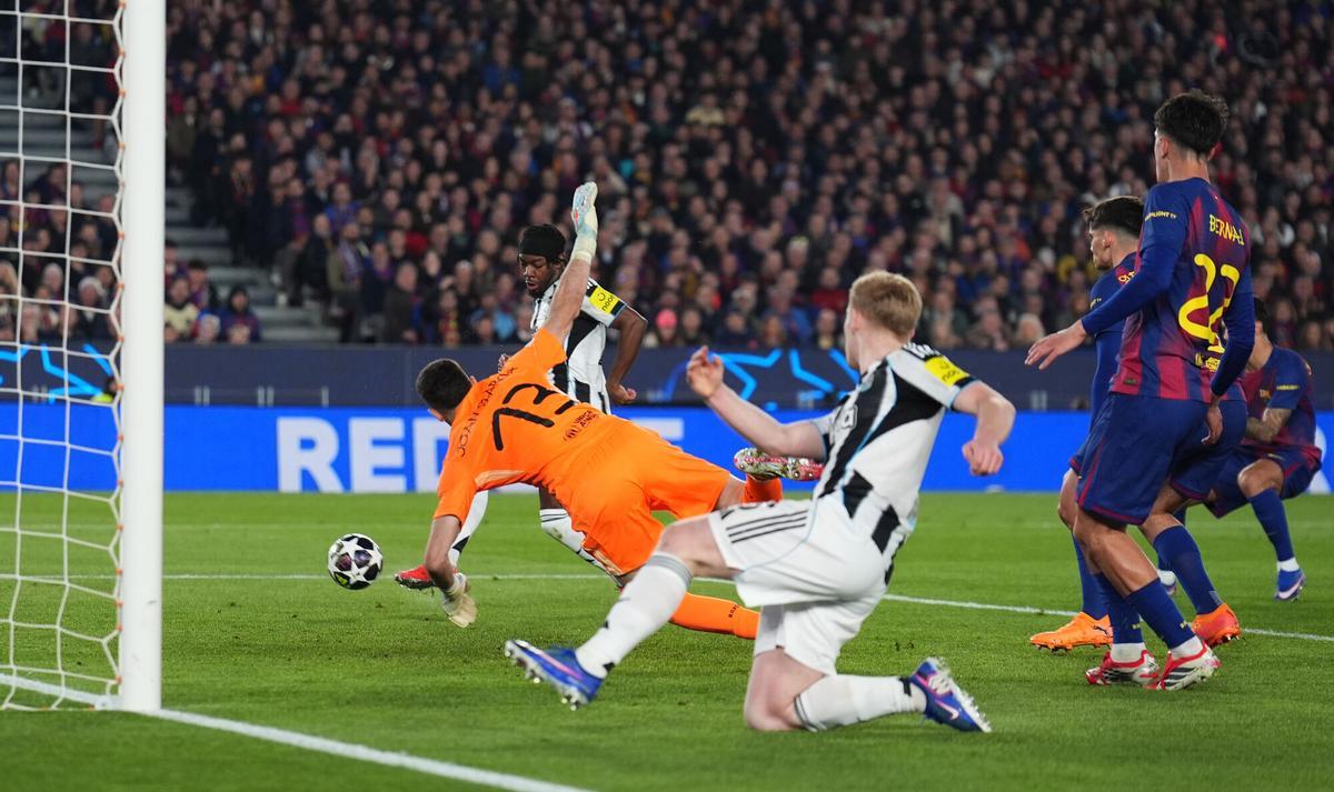 18 March 2026, Spain, Barcelona: Newcastle United's Anthony Elanga (L) scores his side's second goal during the UEFA Champions League round of sixteen second leg soccer match between Barcelona and Newcastle United at the Spotify Camp Nou. Photo: Mike Egerton/PA Wire/dpa 18/03/2026 ONLY FOR USE IN SPAIN