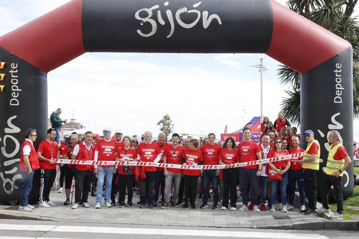 La tercera Marcha Solidaria de la Cruz Roja de Gijón, en imágenes