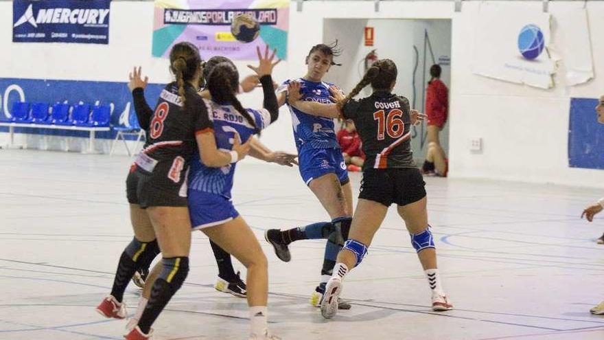 Partido entre el Oviedo Balonmano y el Balonmano Gijón de la primera vuelta.