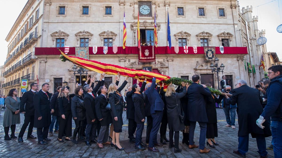 Festa de l’Estendard: el pendón real ya luce en la plaza del Ayuntamiento de Palma