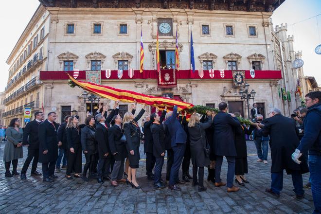 Festa de l’Estendard: el pendón real ya luce en la plaza del Ayuntamiento de Palma
