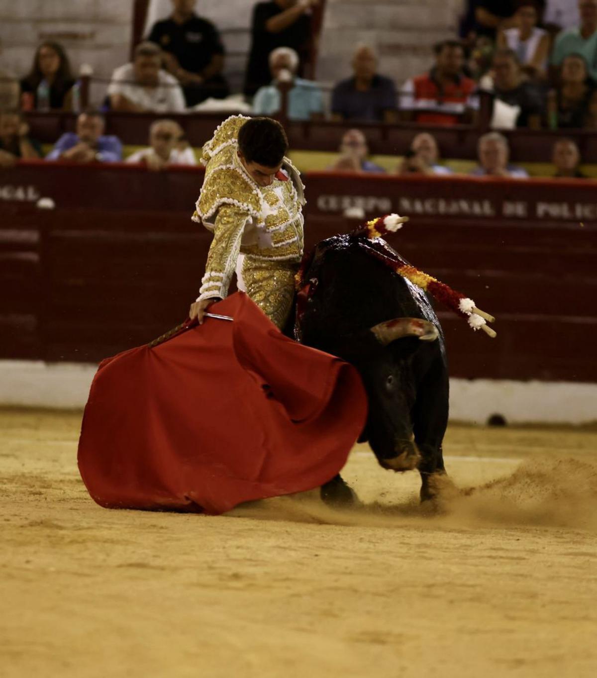 Fernando Adrián, cargando la suerte en un derechazo. enrique soler