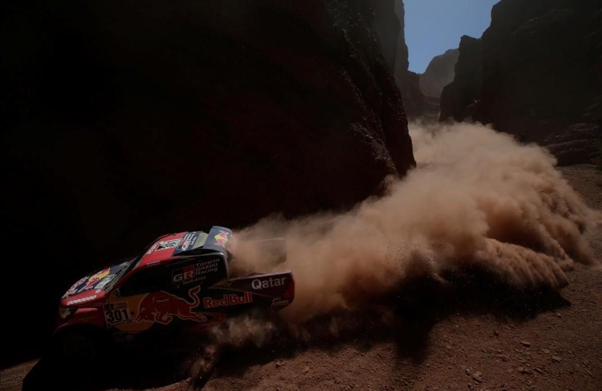 El coche del piloto Nasser Al-Attiyah, levanta una nube de polvo durante la tercera etapa.