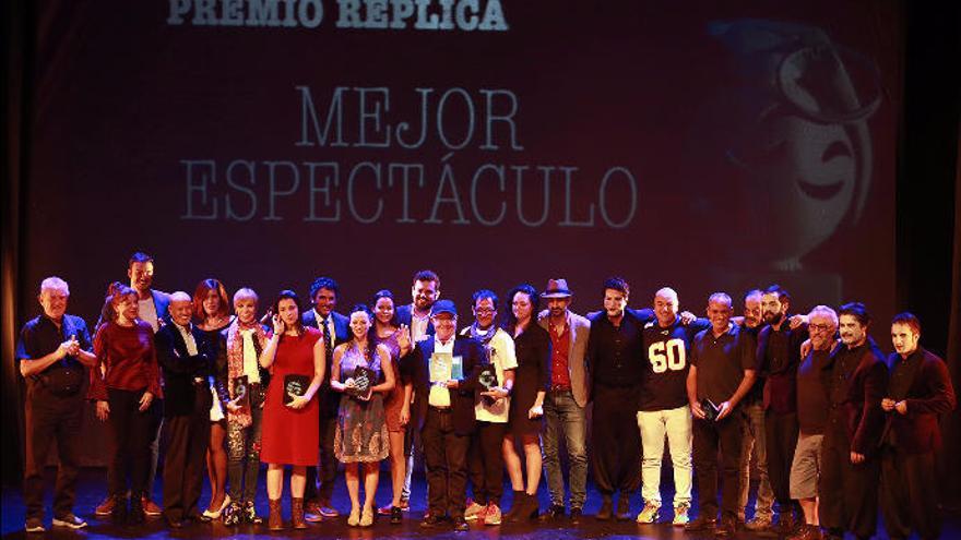 Foto de familia de los galardonados en los Premios Réplica