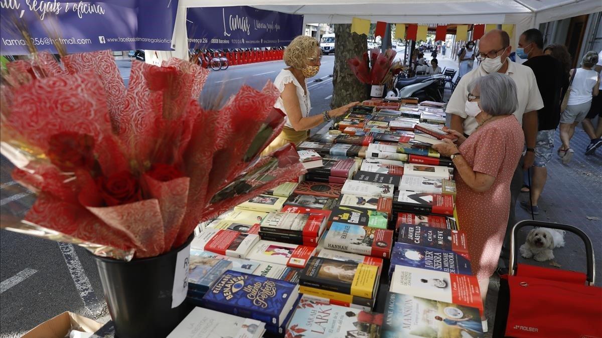 La parada de libros de la Liberia Lamas en la calle Provença.