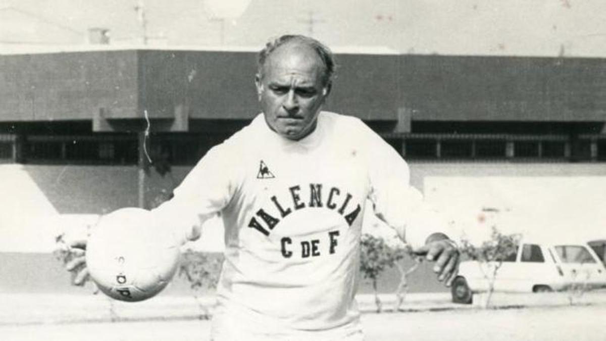 Alfredo Di Stefano durante una de sus etapas en el conjunto valencianista