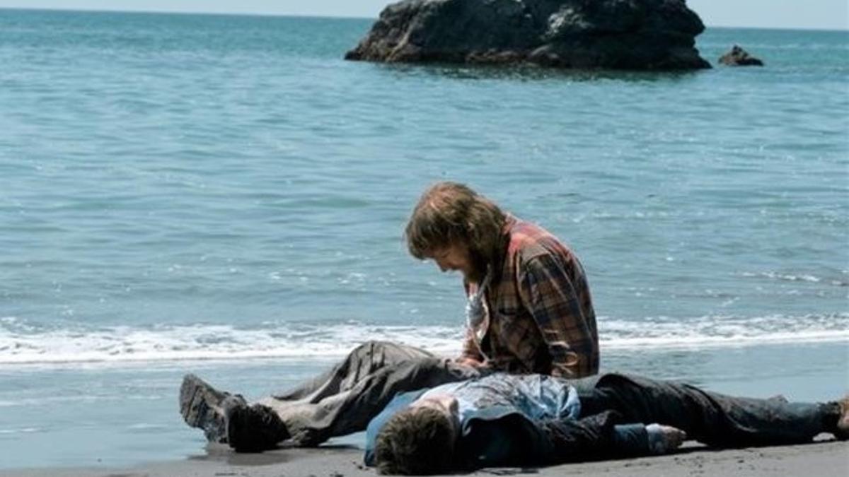 Fotograma de 'Swiss army man', con Paul Dano y Daniel Radcliffe.