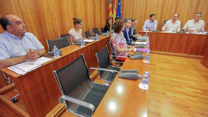 Cuatro ediles del PP dan la espalda a Bascuñana y lo dejan en minoría en el pleno