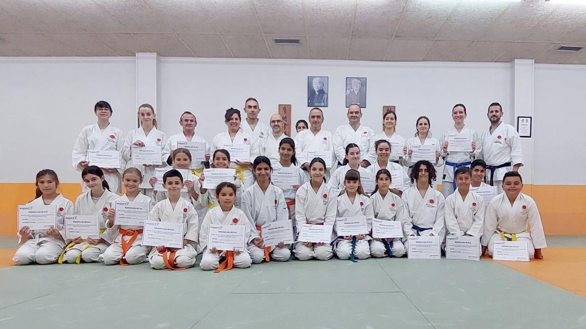 Una trentena de karatekes d’Esport7 s’examinen per canviar de cinturó