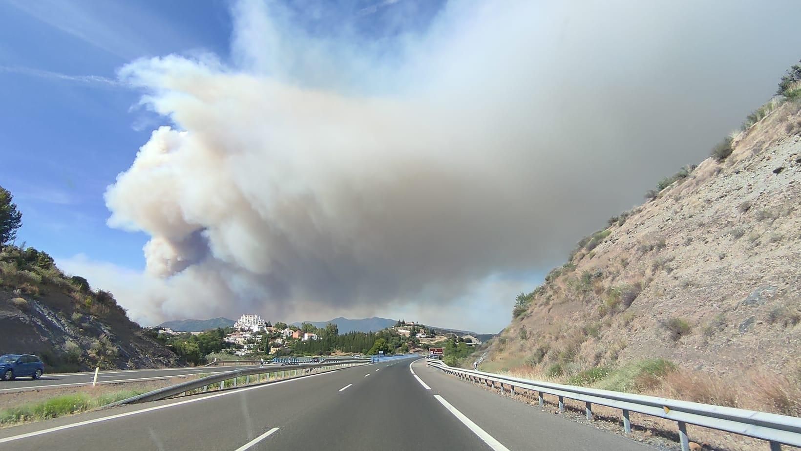 El incendio de Pujerra desde la autopista AP-7