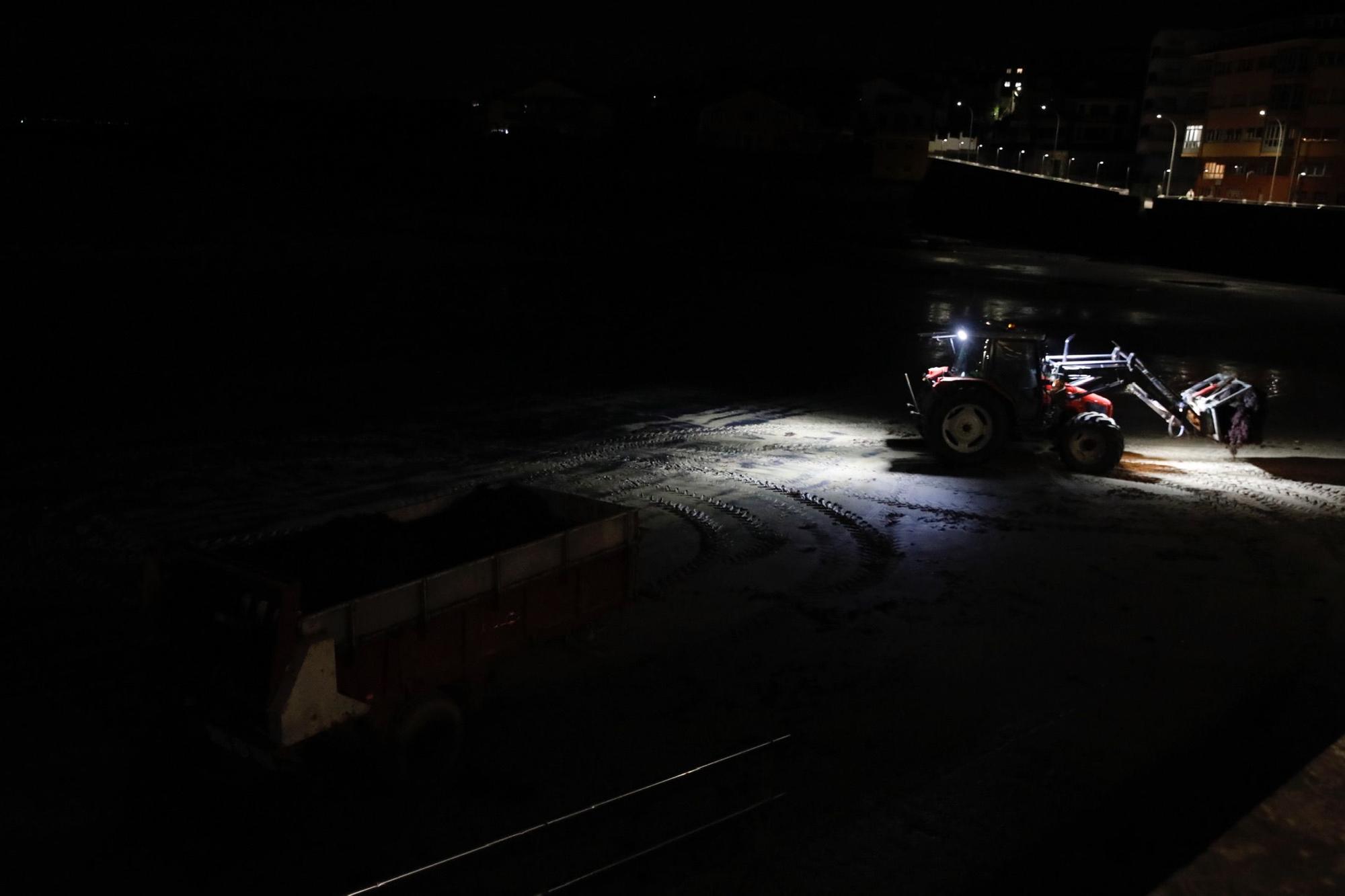 Recogida nocturna de ocle en la playa de La Ribera, en Luanco