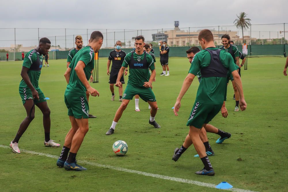 Se trata de su primer entrenamiento en este complejo deportivo para preparar el partido de mañana (22.00) en el Martínez Valero frente al Real Zaragoza.