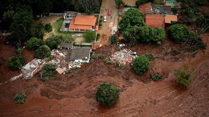 La avalancha de lodo destruyó todo lo que encontró a su paso. // Efe