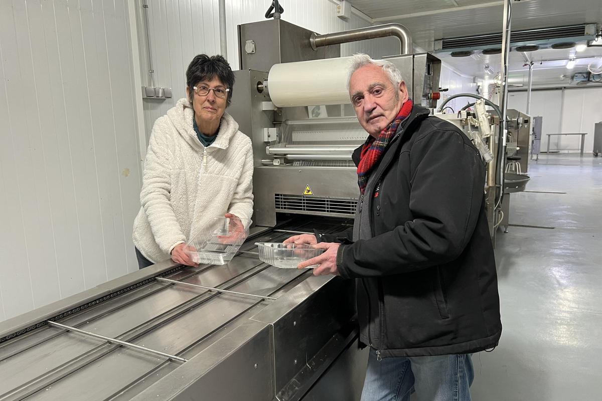 Victòria Roig, fins ara administrativa i ajudant de gerència de Mafriseu, i Domènech Estany, fins ara gerent, mostrant les safates que feien anar en una de les línies d'elaborats de l'escorxador de la Seu d'Urgell