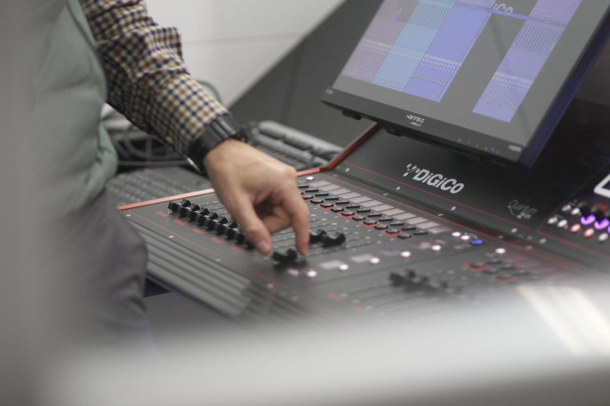 Los alumnos tienen a su disposición un plató multicámara con prompter, y un estudio profesional de radio, ambos equipados para emisiones streaming.