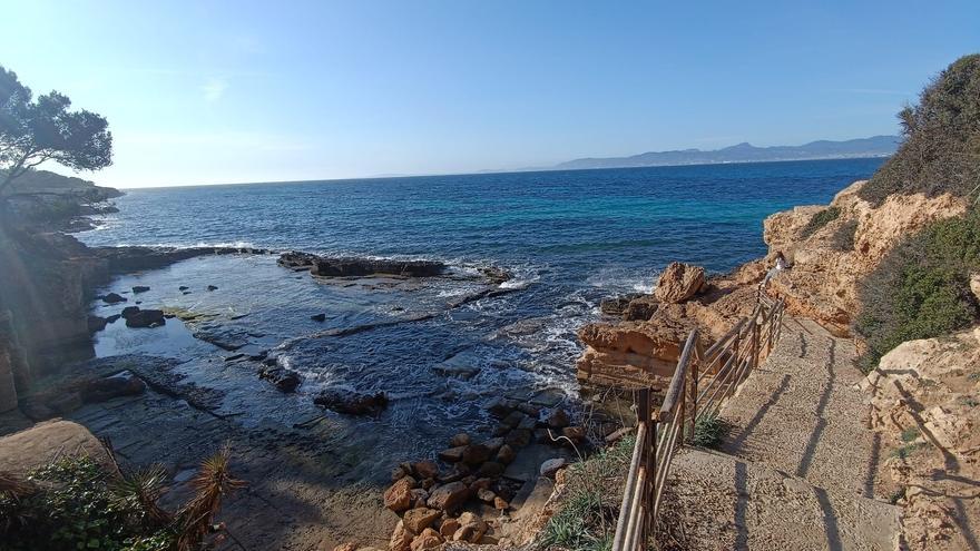 Hallan el cadáver de un hombre a unos 50 metros de la playa de s'Arenal de Llucmajor, que podría haber llegado en patera