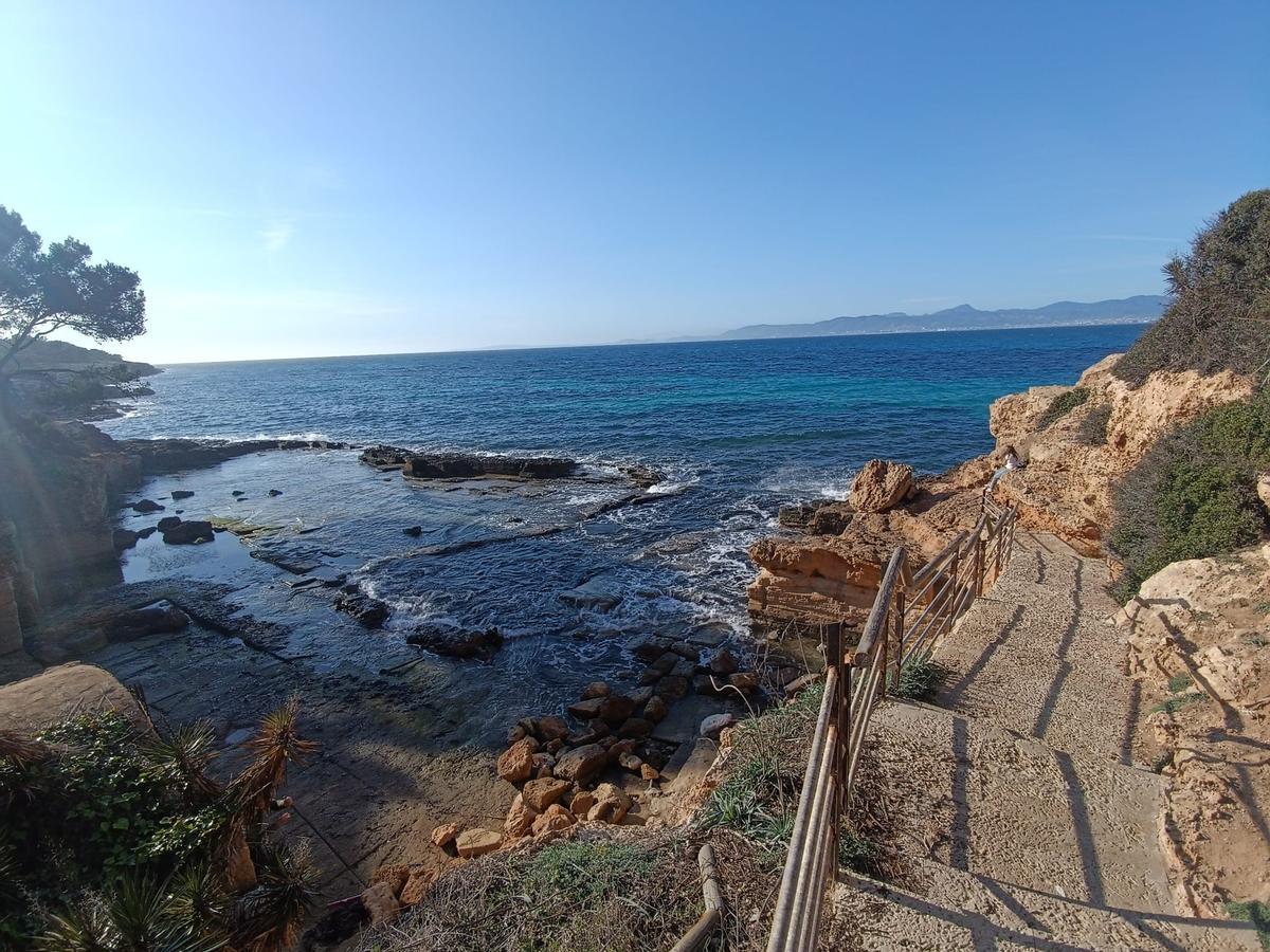Hallan el cadáver de un hombre a unos 50 metros de la playa de s'Arenal de Llucmajor, que podría haber llegado en patera