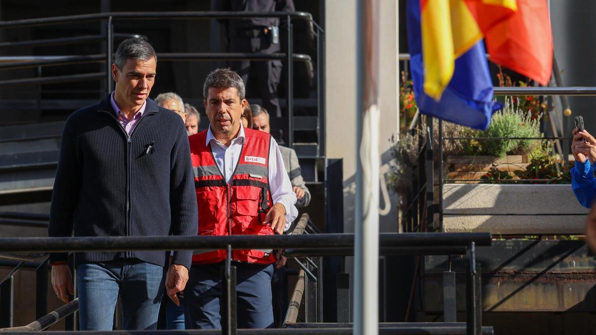 Pedro Sánchez y Carlos Mazón visitan el Centro de Emergencias 112 de l'Eliana.