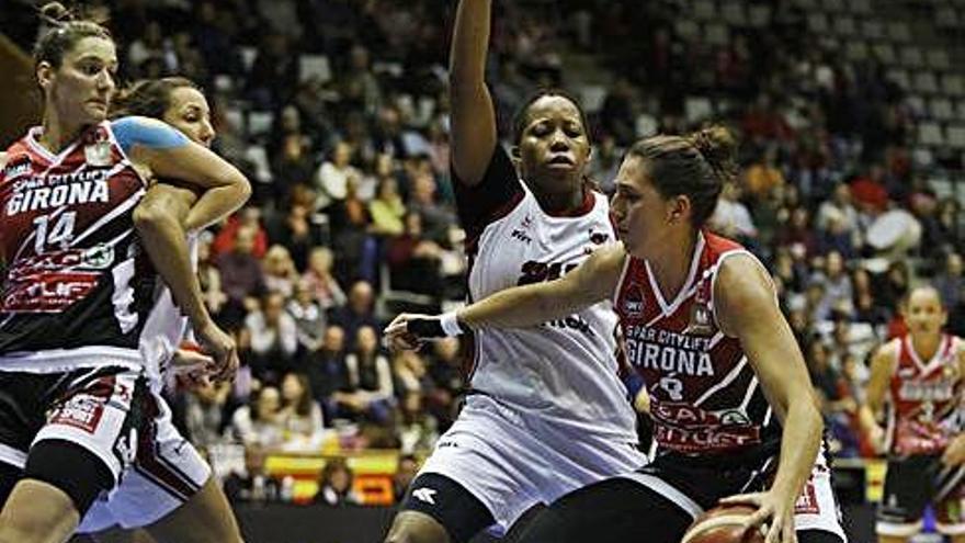 María Araújo, defensada per Roundtree en l&#039;Spar Citylift Girona - Gernika de diumenge (65-68).