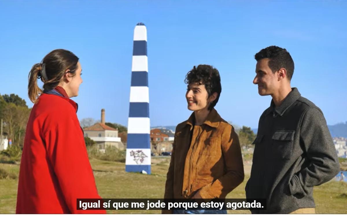 Los tres intérpretes del corto con el obelisco de Rodeira al fondo.