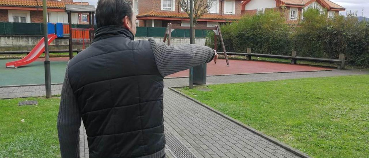 Un vecino señala la zona que consideran el foco de la plaga de ratas en El Berrón.