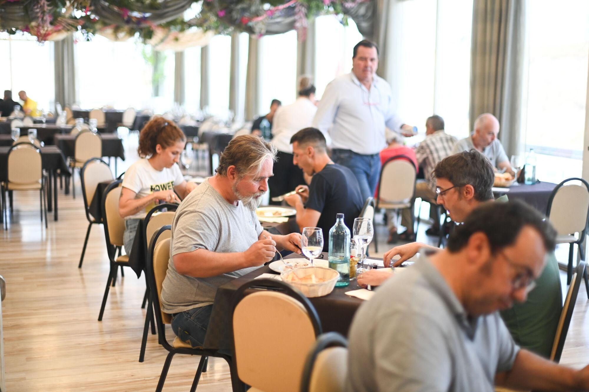En imágenes | La Torre, el restaurante que triunfa en Malpica con 700 menús diarios y su famoso chuletón: "Viene gente de toda Zaragoza"