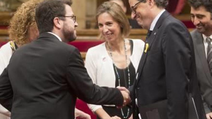 Quim Torra i Pere Aragonès se saluden dimecres al Parlament