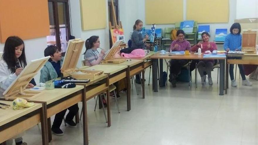 Una exposición reúne los mejores trabajos de la Escuela Municipal de Pintura de Monesterio