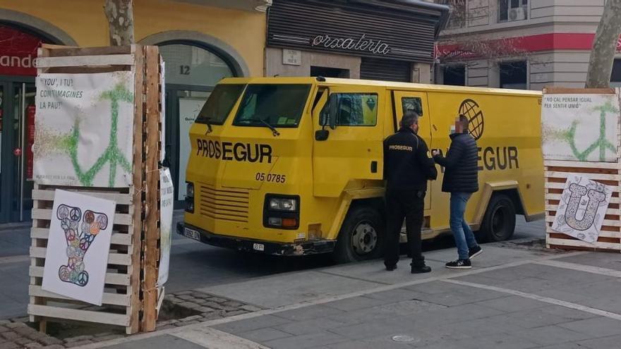 El furgó, després del robatori dels diners, al passeig de Pere III de Manresa