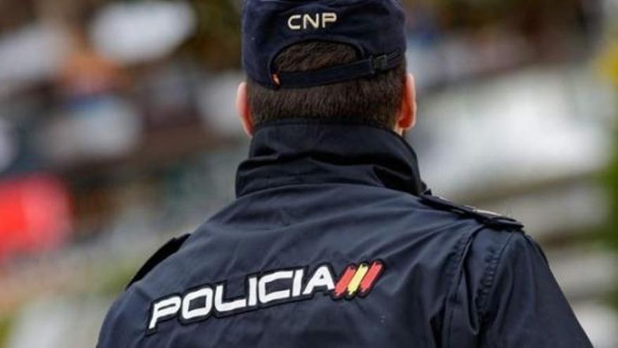 Condenado en Alicante por agarrar de los testículos a un policía y amenazar a un vecino