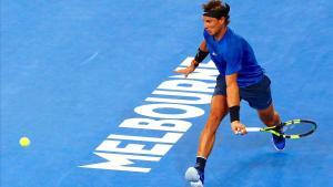 Rafael Nadal devuelve un golpe en un entrenamiento con Dominic Thiem en Melbourne.