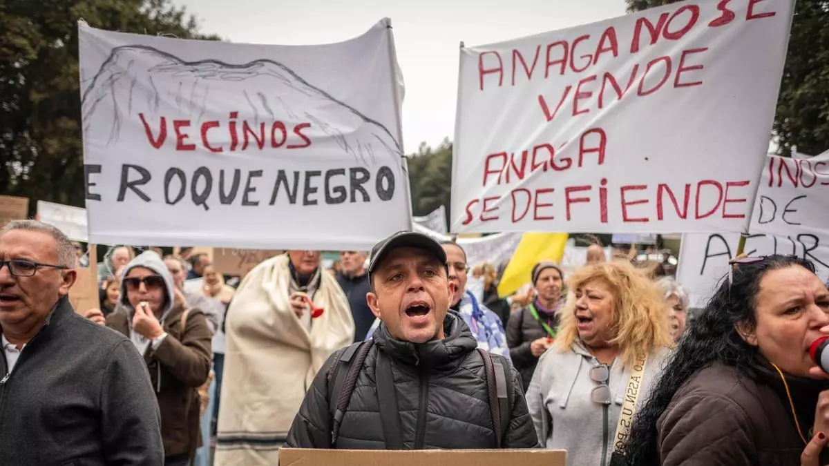 Desvíos y cortes de tráfico en la TF-12 minimizan la manifestación de vecinos de Anaga contra la masificación turística