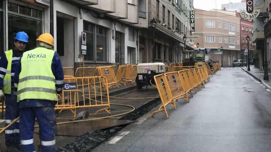 Obras de instalación del gas natural en la calle Luis Casais. // Muñiz