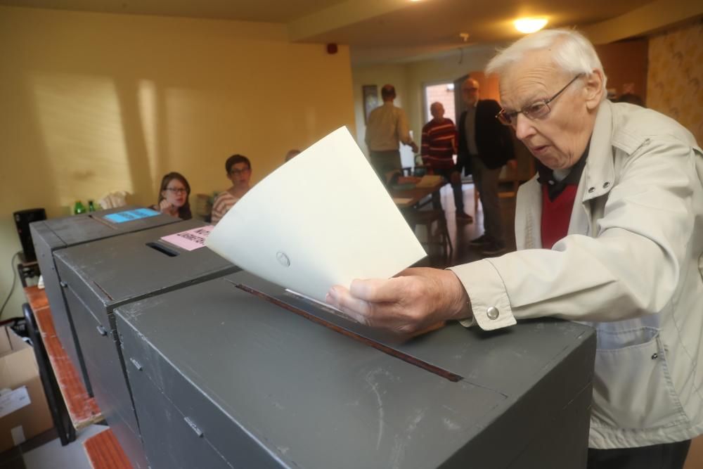 26 May 2019, Belgium, Montigny-Le-Tilleul: A man ...