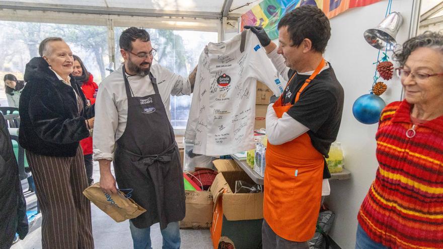 Trabajo incansable de los voluntarios que, junto a Chus Iglesias, se encargaron de la preparación del menú