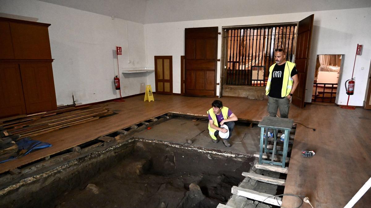 Los arqueólogos Israel Picón y Rafa Rodríguez observan los enterramientos localizados bajo el coro.