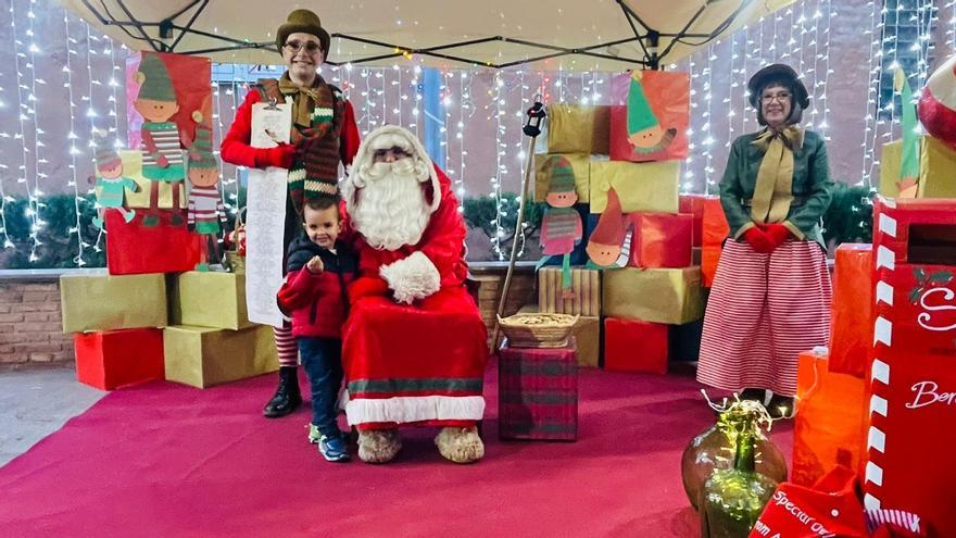 Papá Noel llena de ilusión Benicàssim con su visita