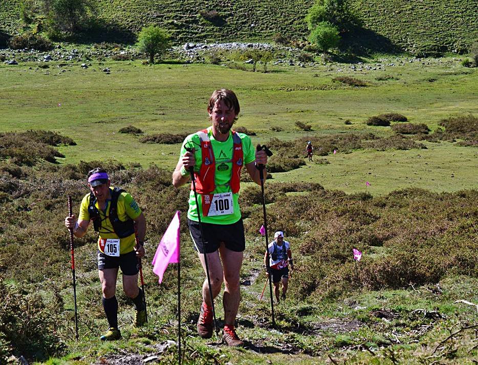 Algunos corredores, subiendo del valle de Viango. | Trail del Cuera