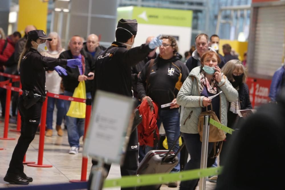 Los países de la UE aceleran la repatriación de sus turistas ante el avance del coronavirus