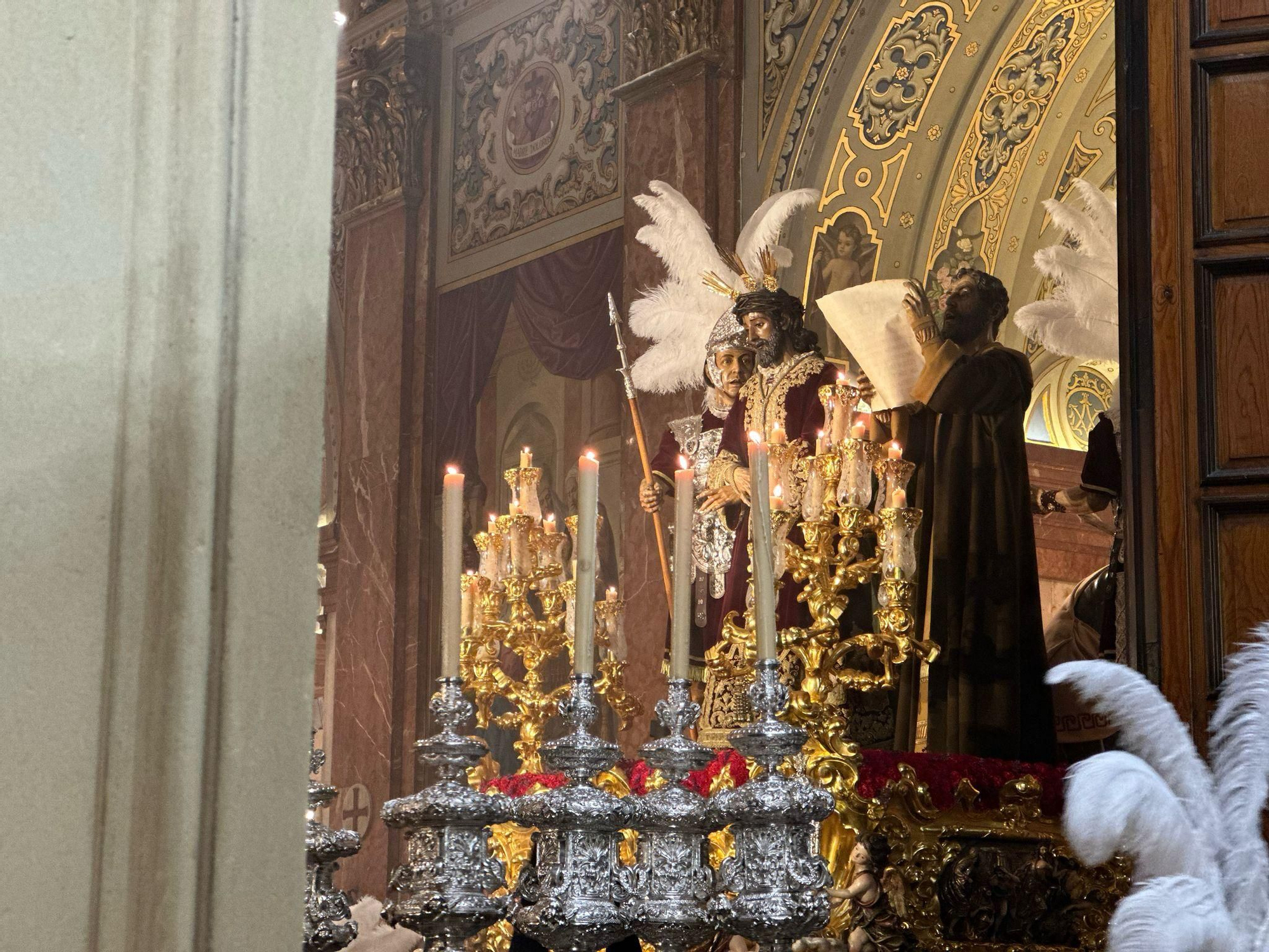 Nuestro Padre Jesús de la Sentencia en el interior de la Basílica de la Macarena en la Madrugá de 2025