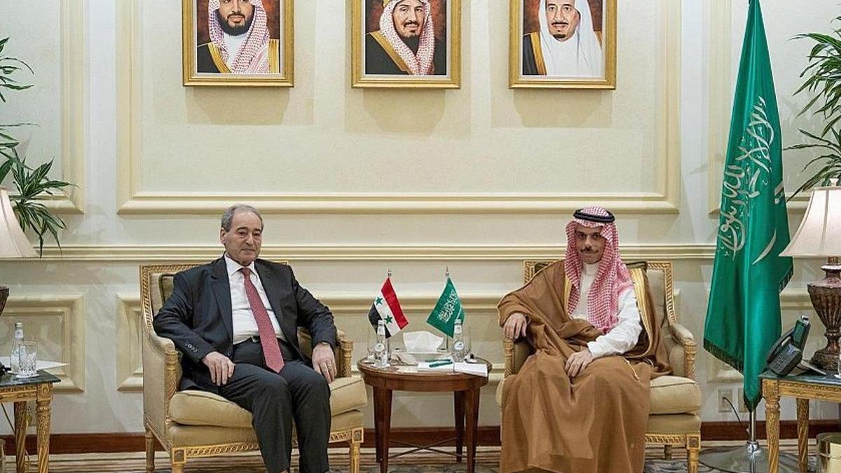 El ministro de Exteriores de Siria, Faisal al Mikdad, con su homólogo saudí, Faisal bin Farhan al Saud.