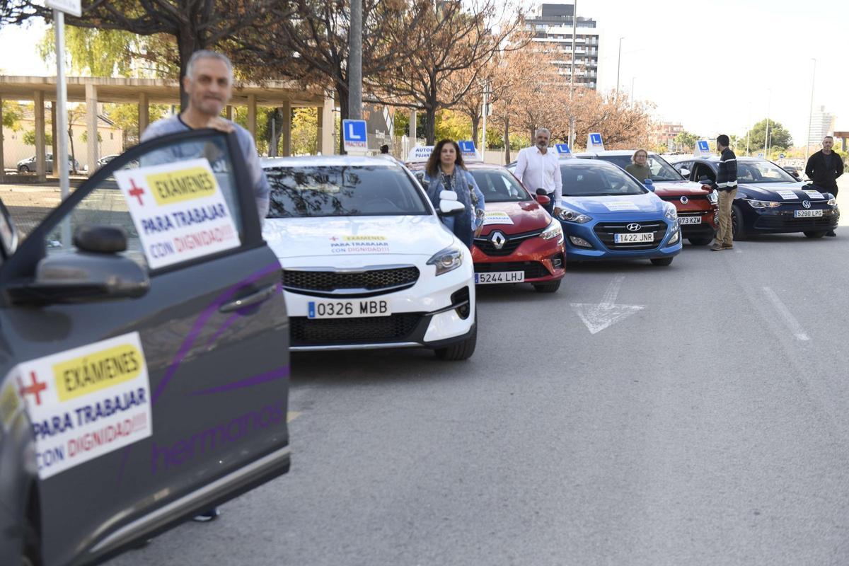 Decenas de coches de autoescuela lucen desde este lunes carteles en protesta por la situación.