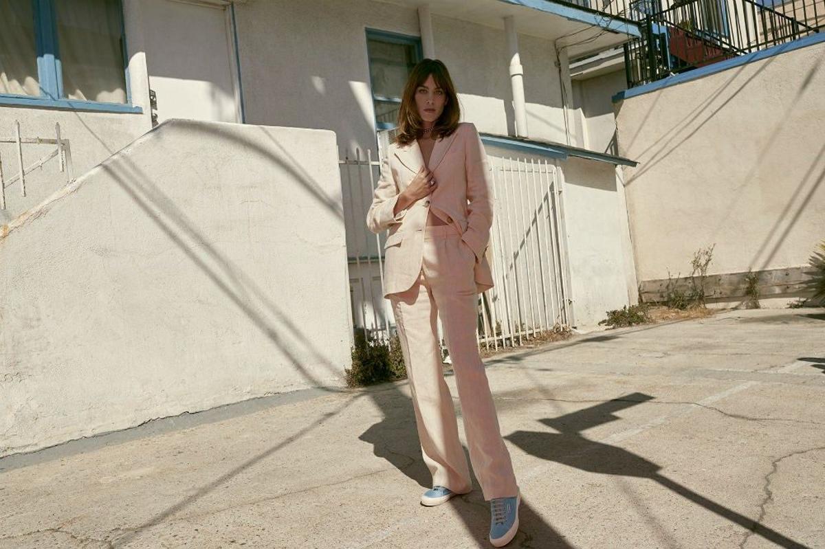 Alexa Chung para Superga con traje rosa