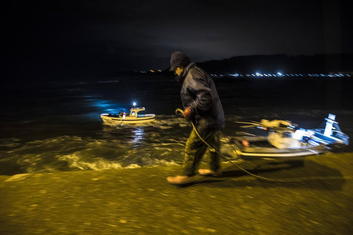 Pesca de angula, a pie y desde embarcación, en la ría del Nalón.