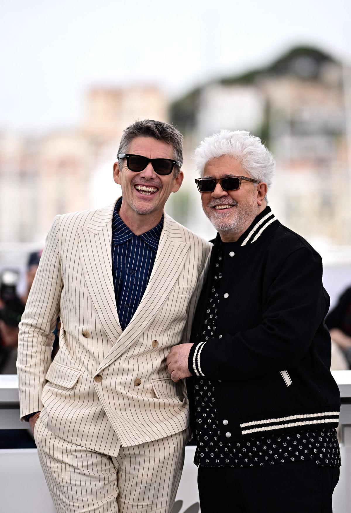 Pedro Almodóvar aterriza en Cannes. El cineasta estrena en Cannes el mediometraje ‘Extraña forma de vida’, con Ethan Hawke y Pedro Pascal, un wéstern protagonizado por dos gais que subvierte el género