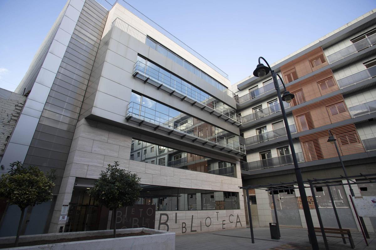 La biblioteca alzira y el edificio que la rodea