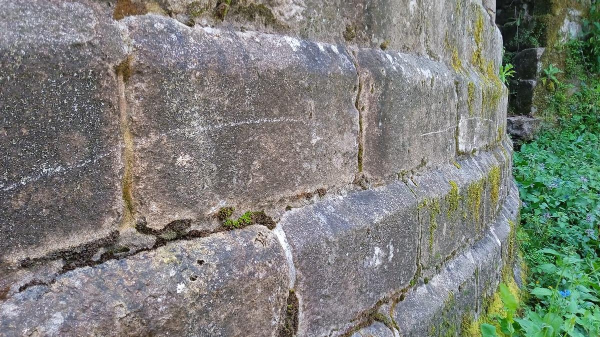 Los vándalos realizaron además trazos blancos sobre el muro.