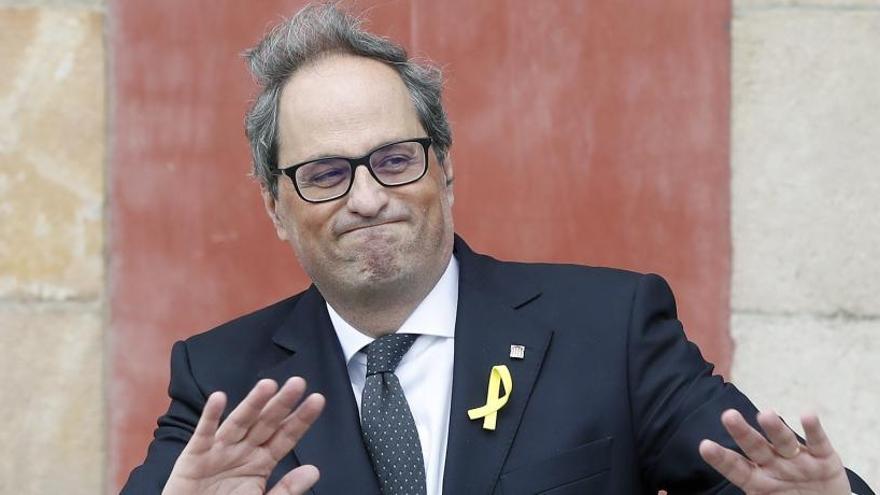 Quim Torra sortint del Parlament