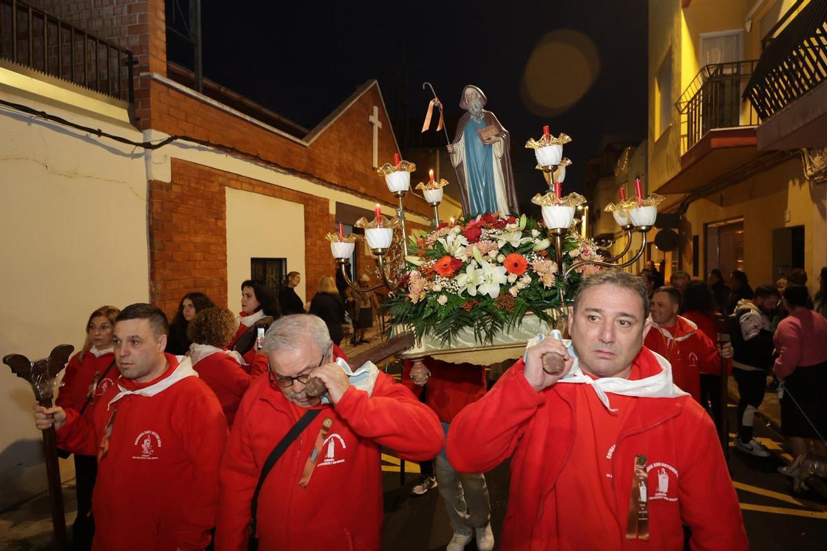 El grupo San Agustín y San Marcos de Castelló festeja a Sant Antoni con una misa, música, procesión y 'correfocs' El grupo San Agustín y San Marcos de Castelló festeja a Sant Antoni con una misa, música, procesión y 'correfocs'